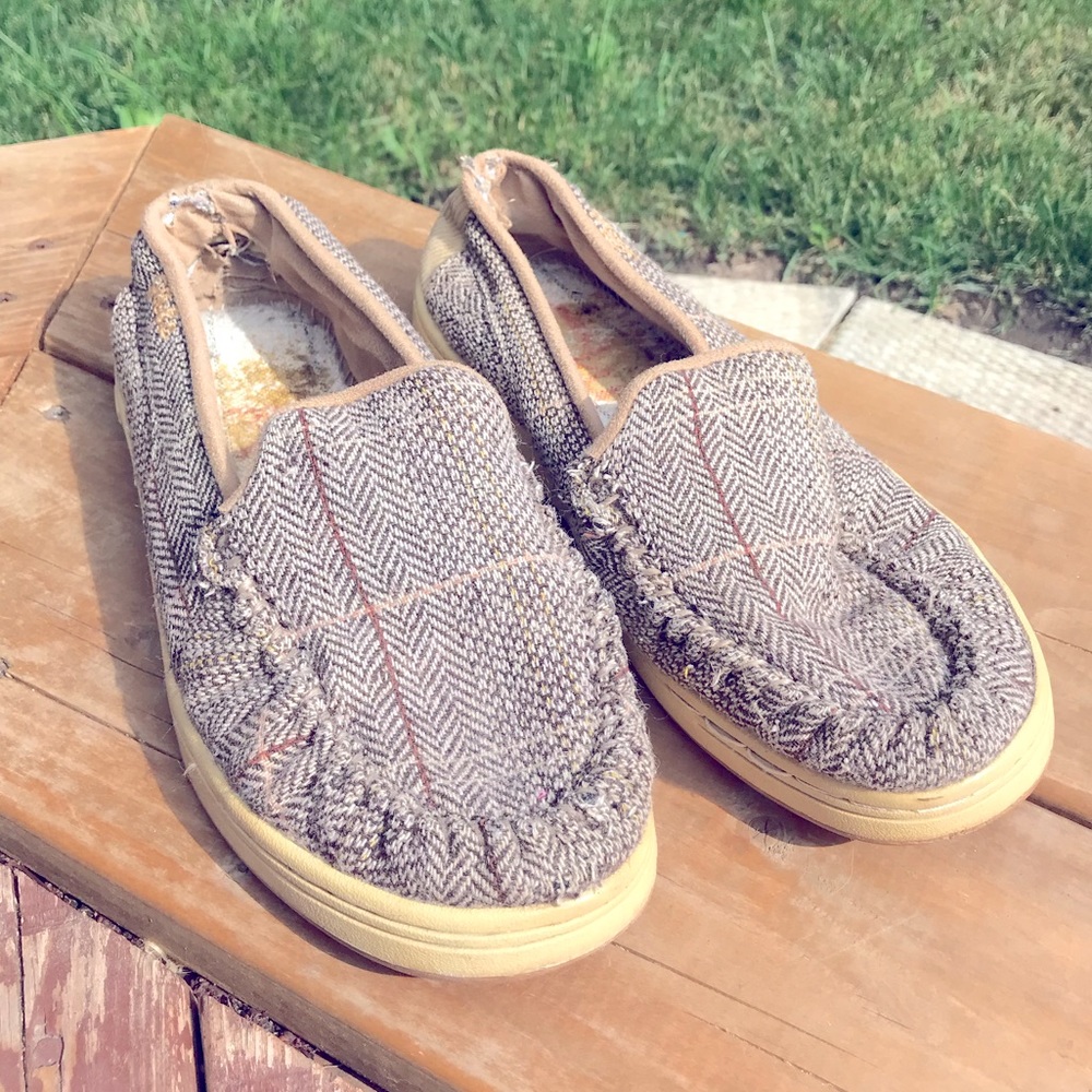 Globe skate shoes. Super comfortable.